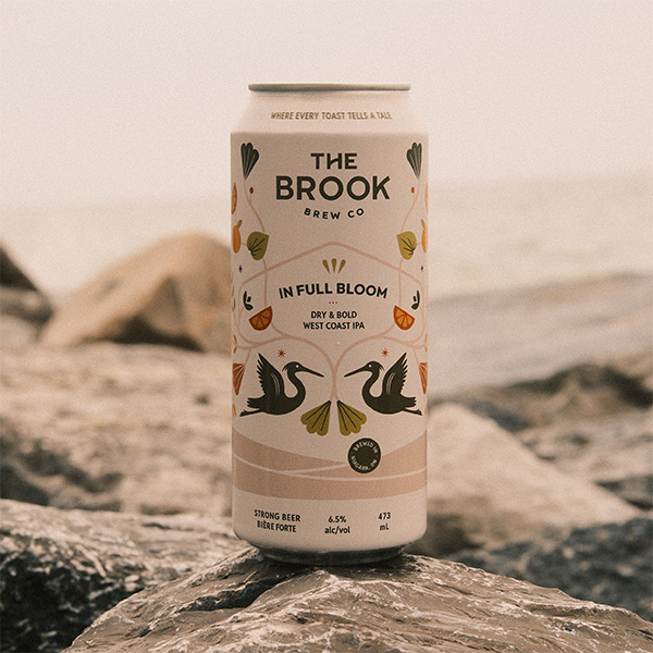 Grapefruit, lemon zest, and pine notes in bold West Coast IPA Niagara beer.